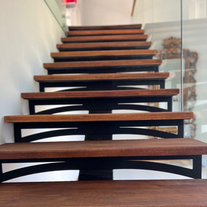 Single stringer Staircase Meranti wood threads, clear glass balustrade finished with elegant Meranti wood infills - Residential